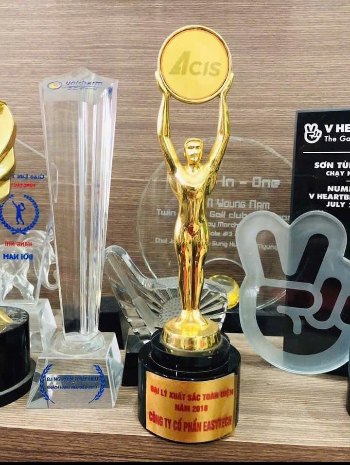 CÚP KIM LOẠI 04 1 z6871276773698 aec499641ead925563ff9c6f662e1e0a