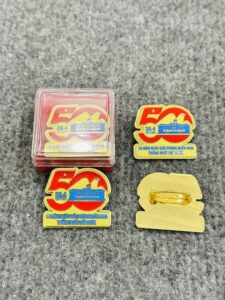 Khách muốn đặt hàng huy hiệu cắt theo Logo thì cần làm gì? 2 Mẫu huy hiệu ăn mòn đồng