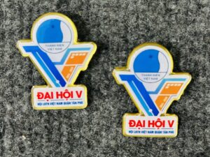 Khách muốn đặt hàng huy hiệu cắt theo Logo thì cần làm gì? 6 Nhận thiết kế mẫu trước khi sản xuất hàng loạt