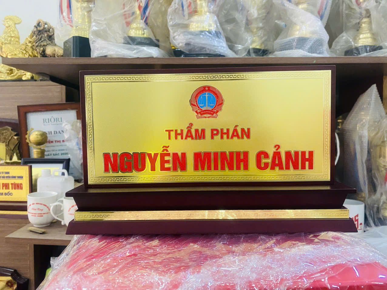 BẢNG CHỨC DANH ĐỂ BÀN 10 1 z6871683987566 6a32b02d53ba94f5a96b694728e4487e