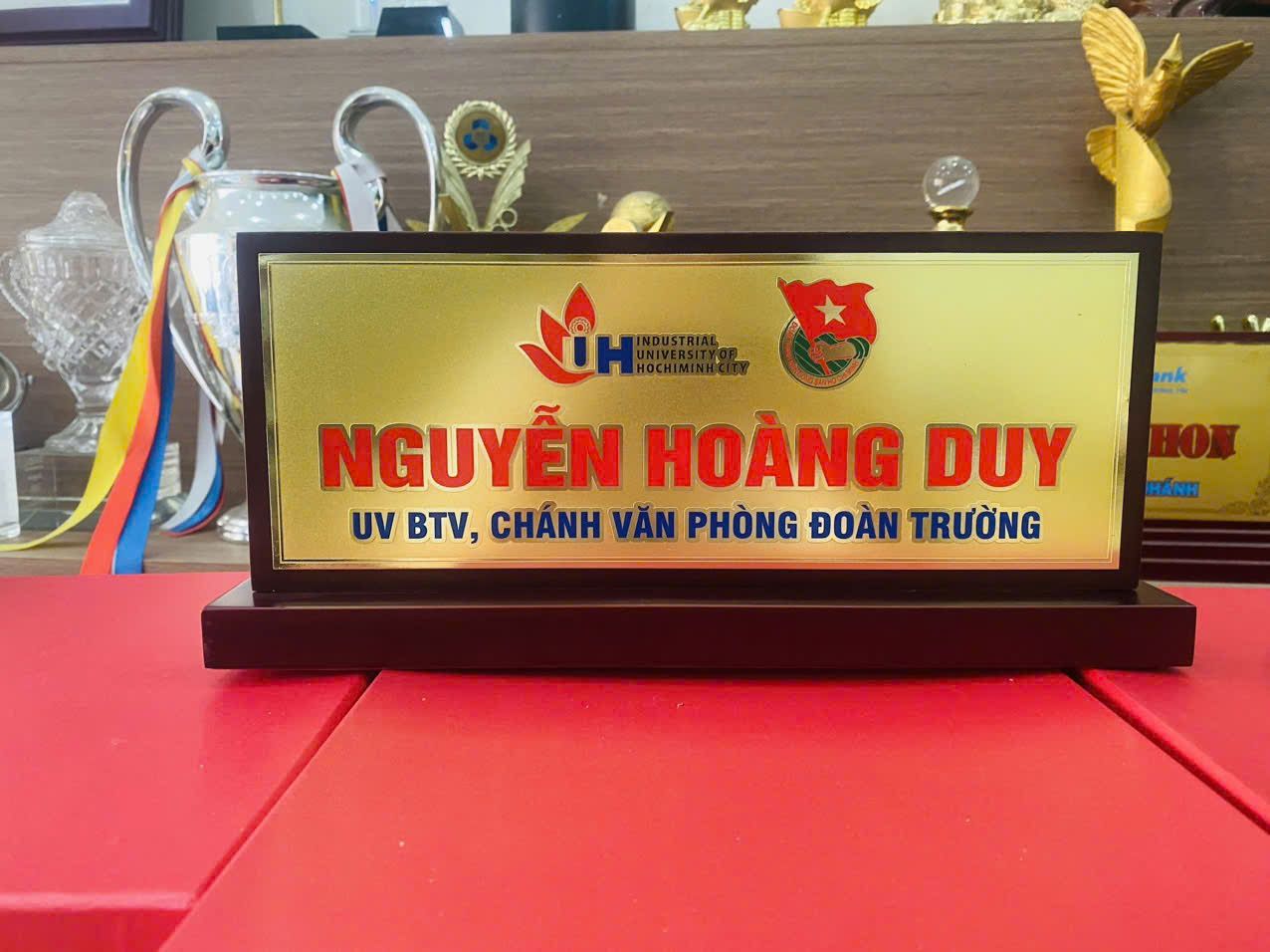 BẢNG CHỨC DANH ĐỂ BÀN 09 2 z6871684001040 8c138869af8e61b89bd80acc740e435b