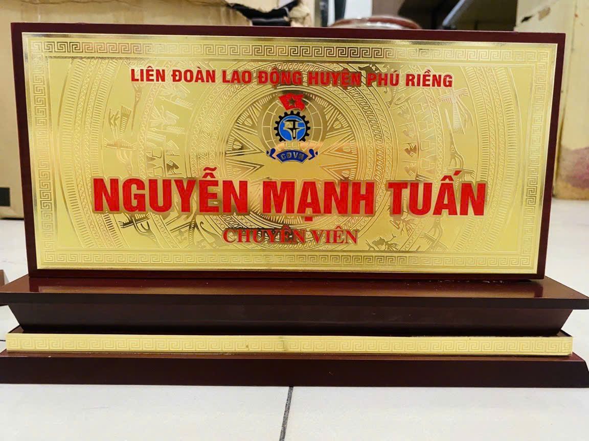 BẢNG CHỨC DANH ĐỂ BÀN 06 2 z6871684100920 75d8b1a07c0557117ef9f90c3306888f