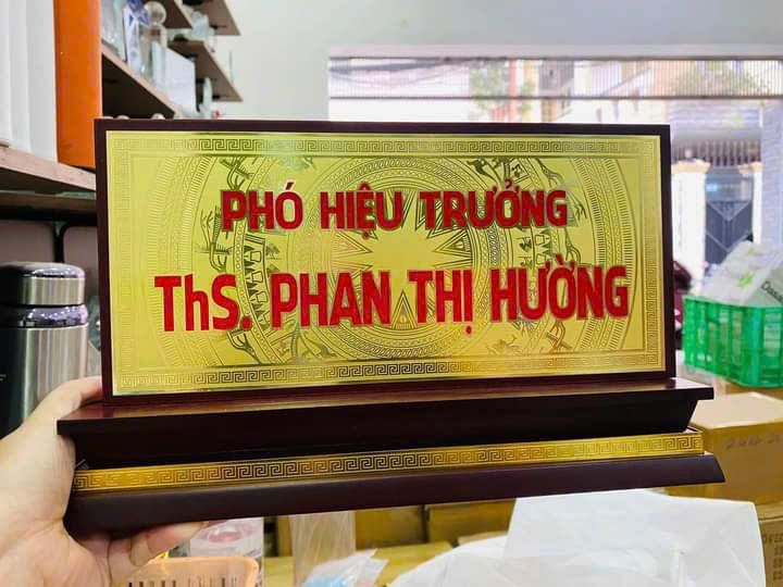 BẢNG CHỨC DANH ĐỂ BÀN 06 1 z6871684162917 e78c548bc5b103a7a4b13602bdbcb862