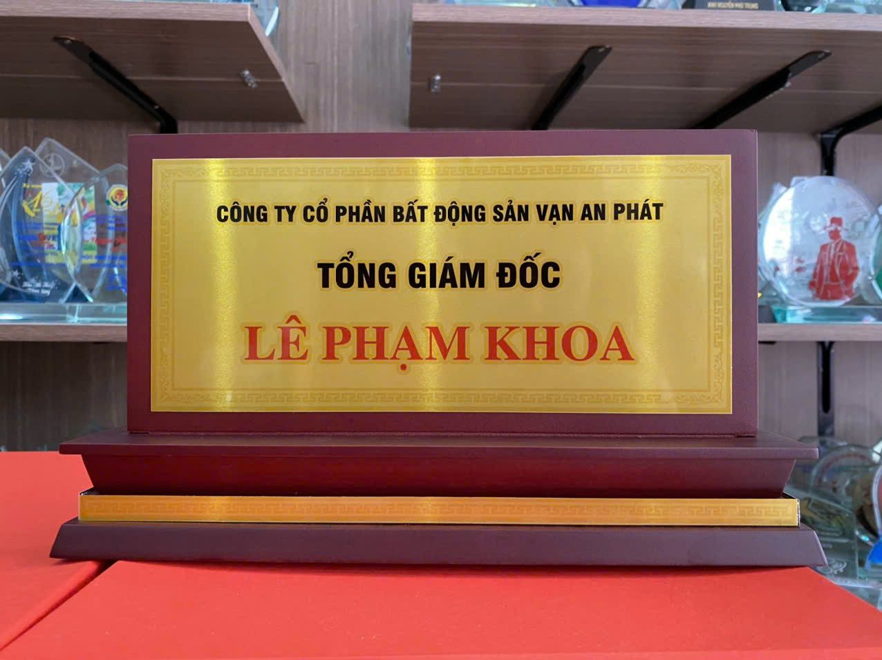 BẢNG CHỨC DANH ĐỂ BÀN 04 2 z6871684176228 5c8a0e99b2466400edab57f25476cc6d