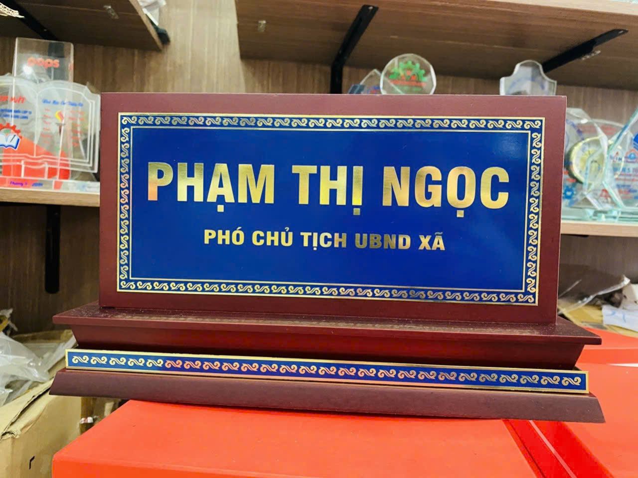 BẢNG CHỨC DANH ĐỂ BÀN 03 2 z6871684180738 c07caef566d450b02b2aae3ee25815fd