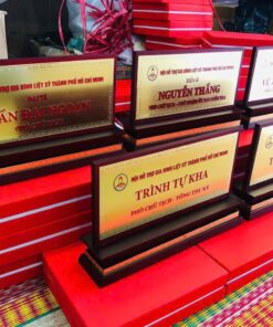 BẢNG CHỨC DANH ĐỂ BÀN 04