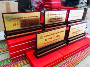 BẢNG CHỨC DANH ĐỂ BÀN 04 4 z6871684202939 d9988e0ffe6379f9653d32417743ad6b