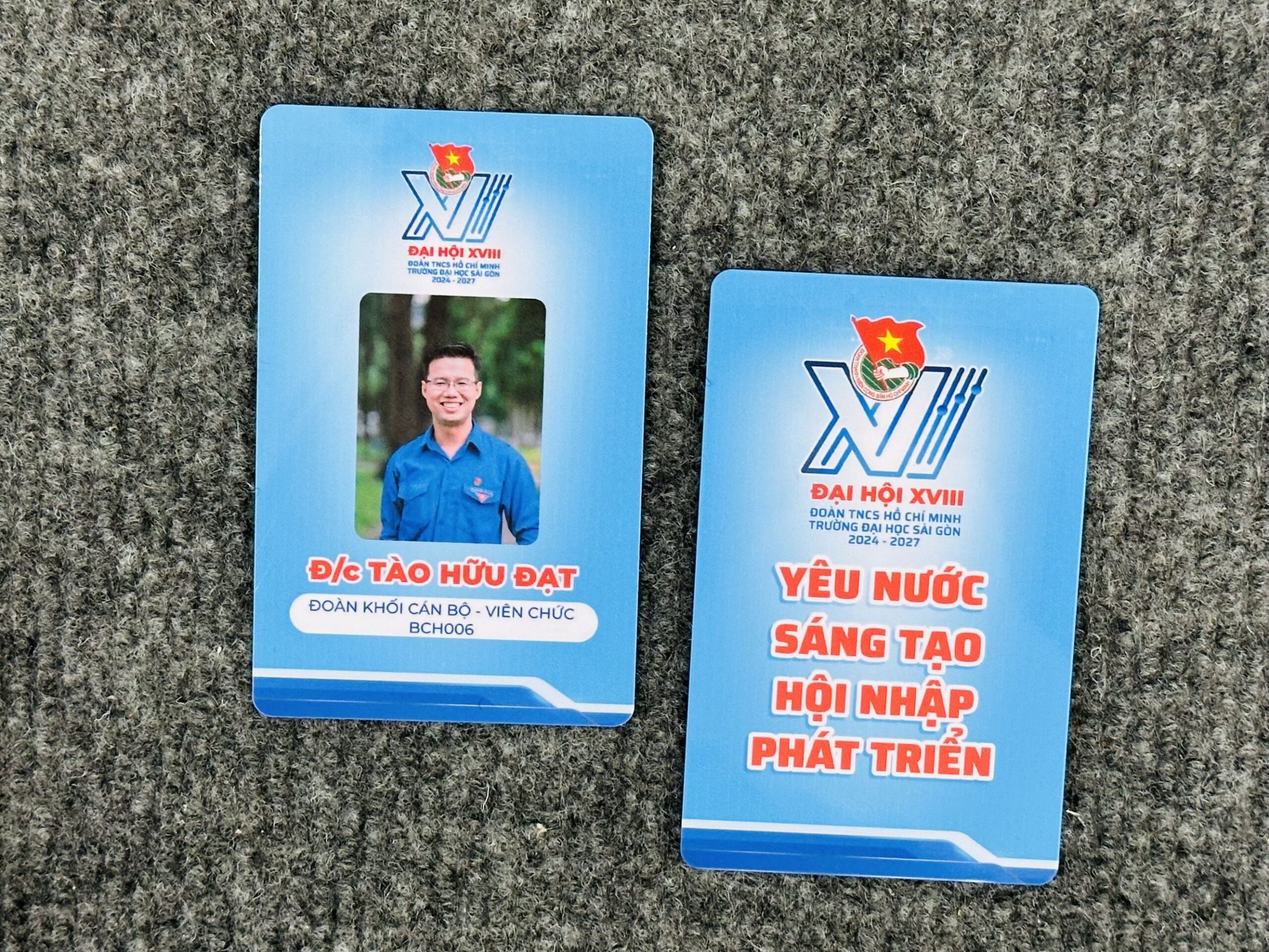 THẺ TÊN NHỰA 02 2 z6871725671592 eb28e4307f15034fe6417129747f5ac5 scaled