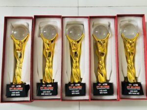 CÚP KIM LOẠI 03 10 z6871798876184 daa1244f5604bb7e68e392bff51e8f94