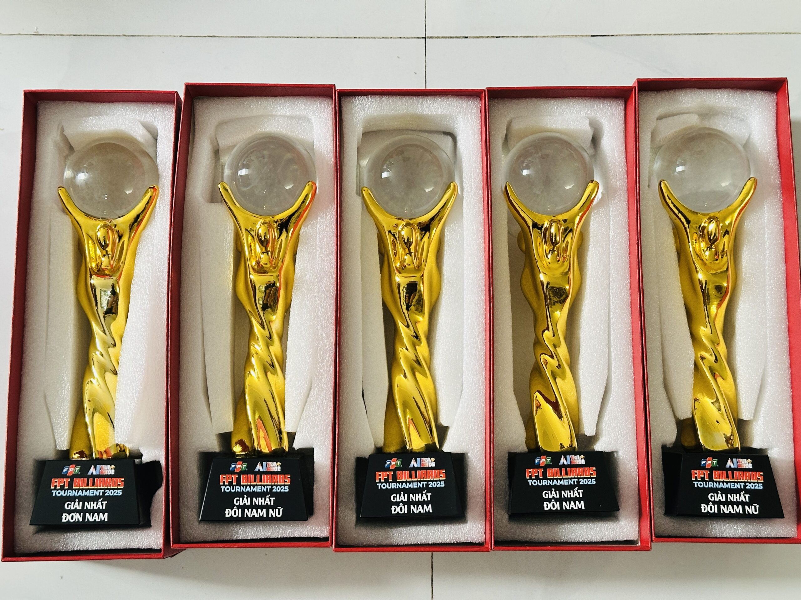 CÚP KIM LOẠI 03 1 z6871798876184 daa1244f5604bb7e68e392bff51e8f94 scaled