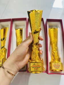 CÚP KIM LOẠI 02 10 z6871798894755 c20ed3be18d1e32db9165839fb266b36