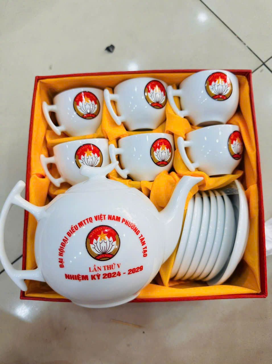 BỘ ẤM TRÀ 04 3 z6871861453478 e5095a4272f15ec3b58b6b16165ffd73