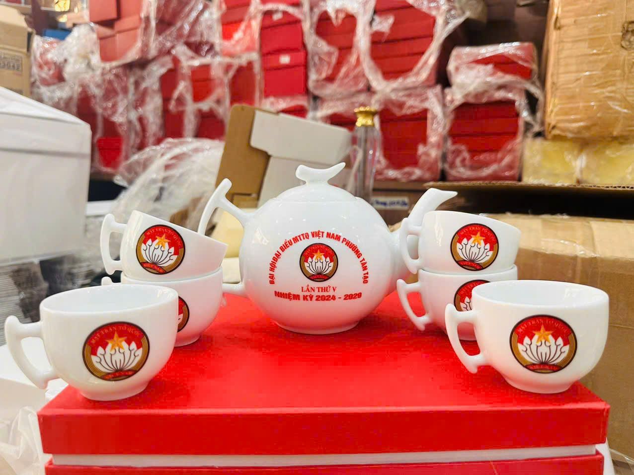 BỘ ẤM TRÀ 01 5 z6871861630922 4b1b115ccaa4618750cd3bad47a5d352