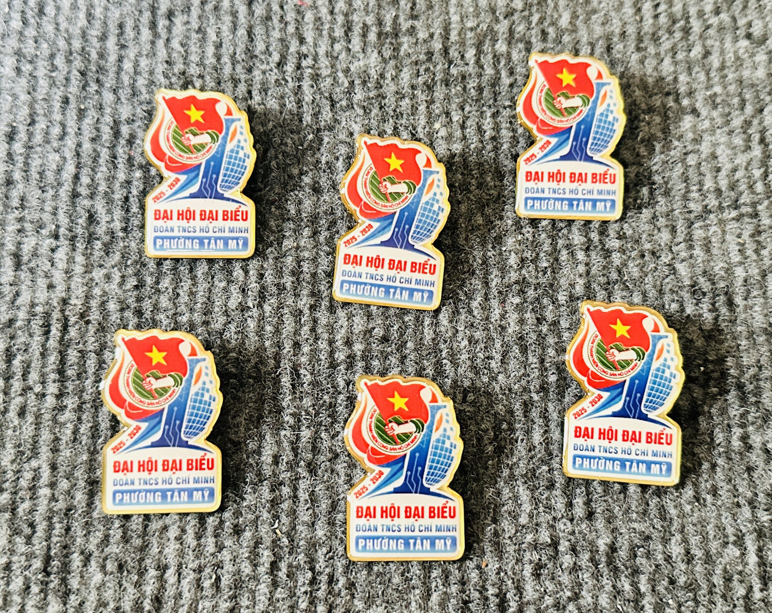 HUY HIỆU SẢN XUẤT THEO YÊU CẦU 20 4 IMG 3897 scaled