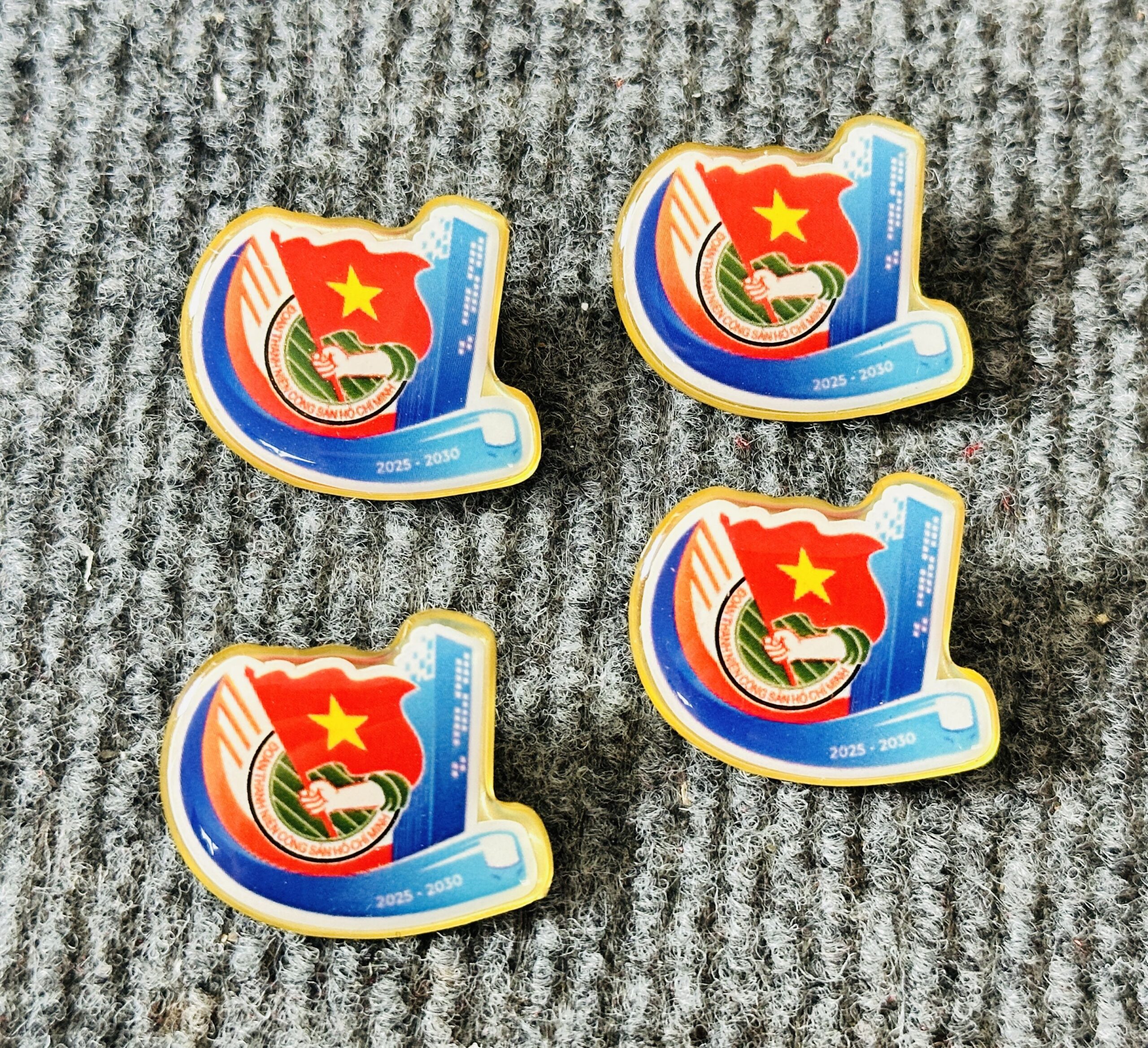 HUY HIỆU SẢN XUẤT THEO YÊU CẦU 22 8 IMG 3978 scaled