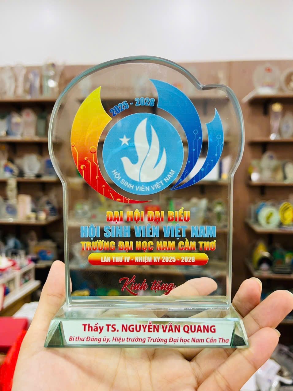 KỶ NIỆM CHƯƠNG CẮT THEO LOGO – THEO MẪU THIẾT KẾ RIÊNG 19 6 IMG 4855