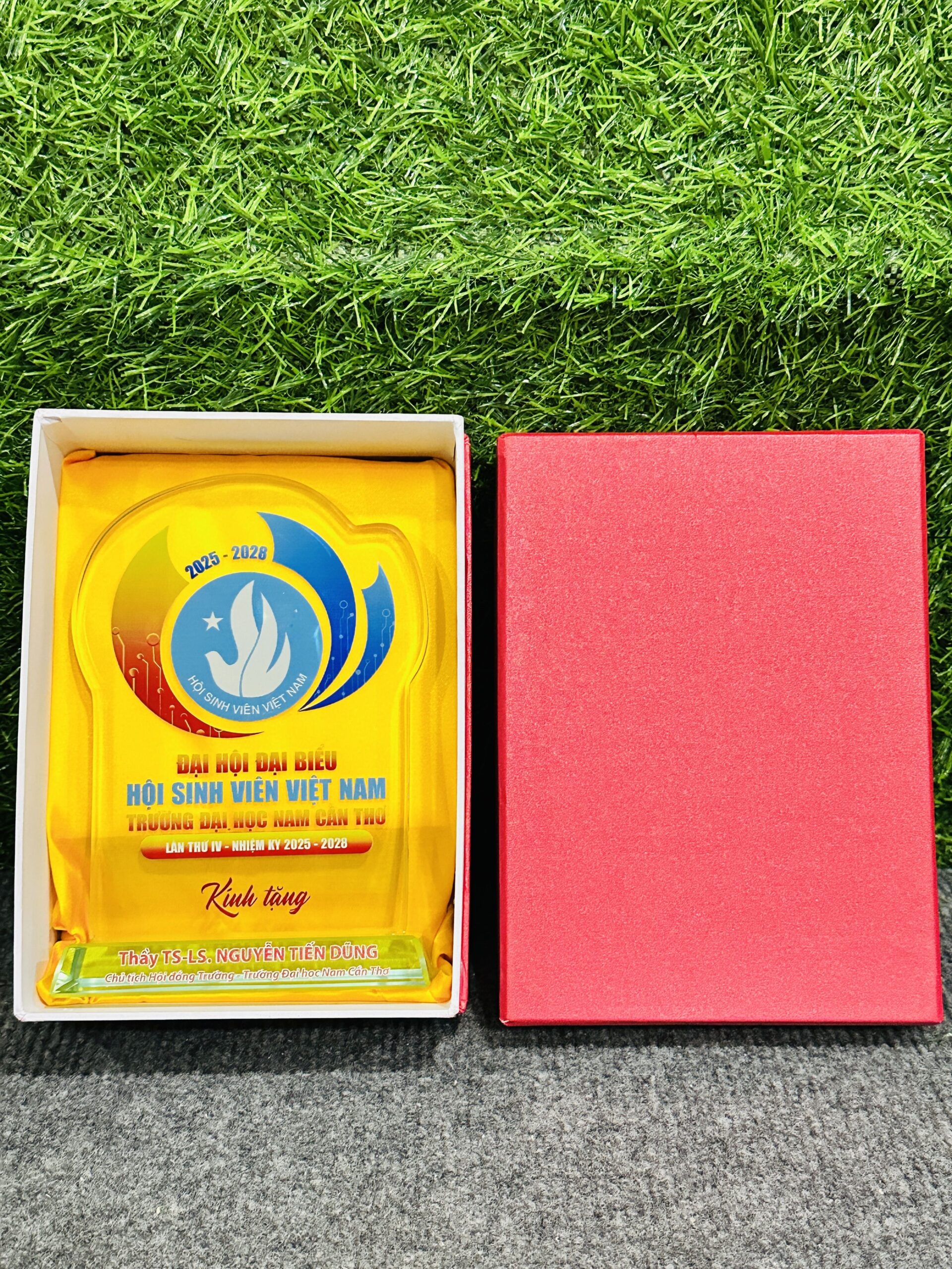 KỶ NIỆM CHƯƠNG CẮT THEO LOGO – THEO MẪU THIẾT KẾ RIÊNG 19 2 IMG 4875 scaled