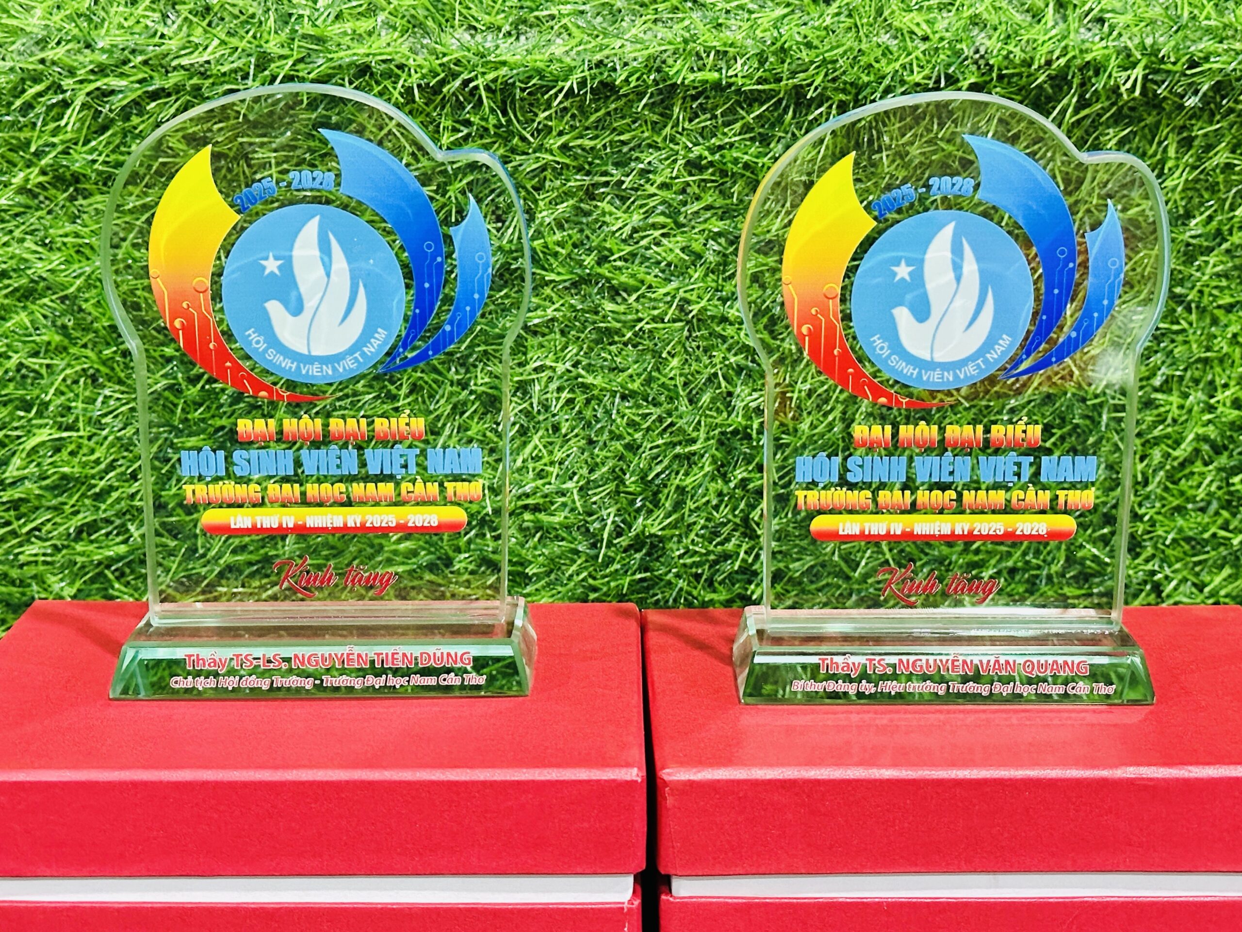 KỶ NIỆM CHƯƠNG CẮT THEO LOGO – THEO MẪU THIẾT KẾ RIÊNG 19 10 IMG 4876 scaled